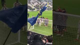 VIDEO Vlahovic che litiga con la curva [upl. by Jonas672]