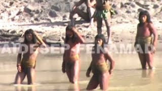 Lost Peruvian tribe make first contact [upl. by Telford]