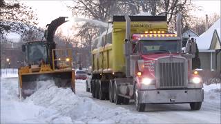 Opération de déneigement à Montréal [upl. by Idroj572]